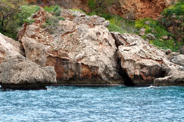 Felsen und Mittelmeer in der Türkei — Stockfoto