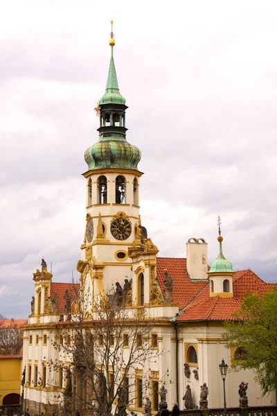Vista de la ciudad de Praga antigua - edificios antiguos — Foto de Stock
