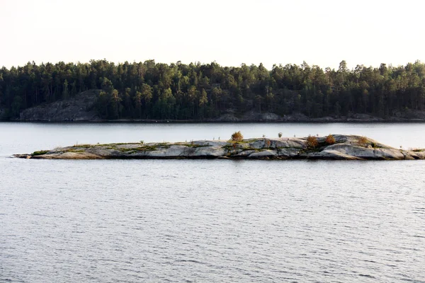 Isla solitaria en el archipiélago de Suecia — Foto de Stock