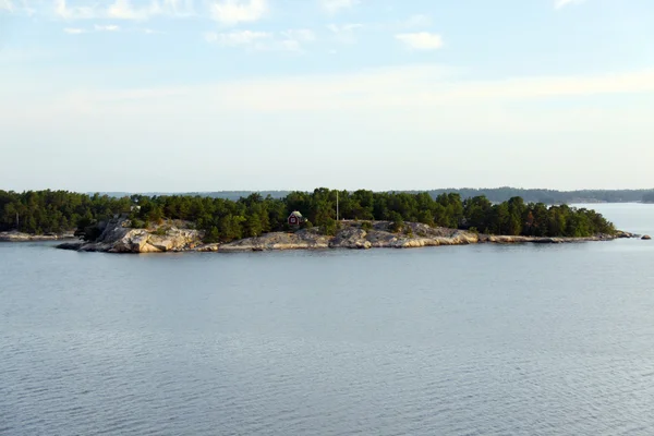 Одинокий остров в Швеции — стоковое фото