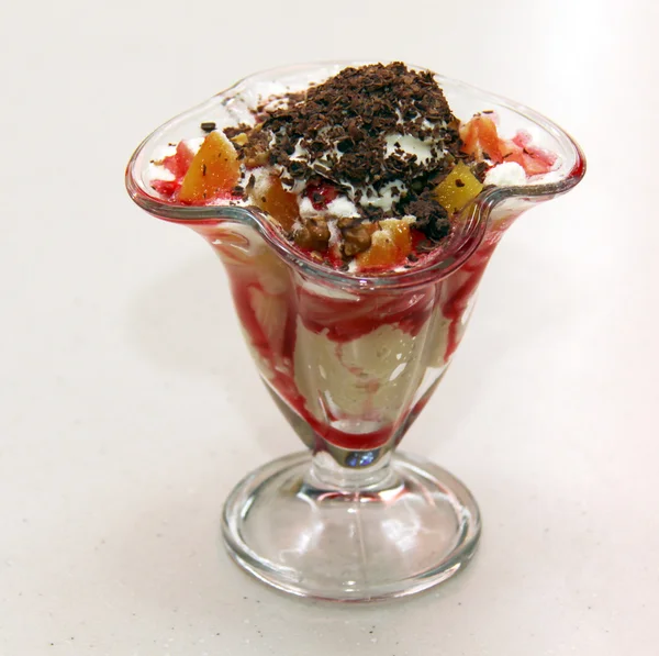 Dessert with cream and chocolate — Stock Photo, Image