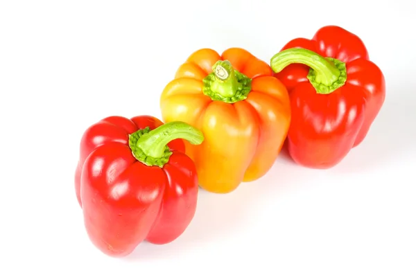 Orange och röd peppar isolerad på vit — Stockfoto