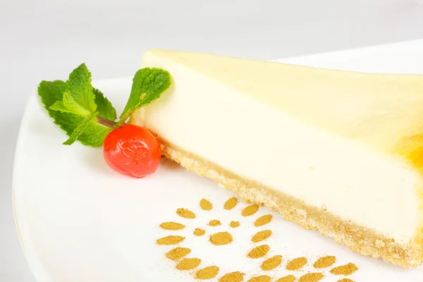 美食大切片的白色背景上的奶酪蛋糕 — 图库照片