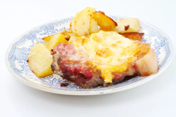 Мясо на гриле с сырным соусом и картошкой — стоковое фото