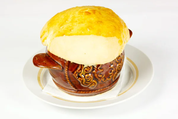 Σούπα σε μια κατσαρόλα ψωμί σε μια απομονωμένη φόντο — Φωτογραφία Αρχείου