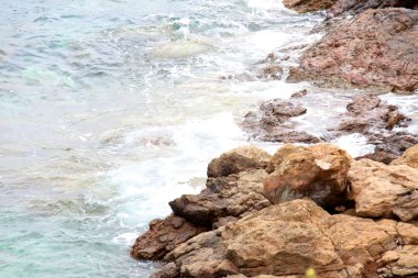 dalgalar üzerinde Yunan deniz kıyısı