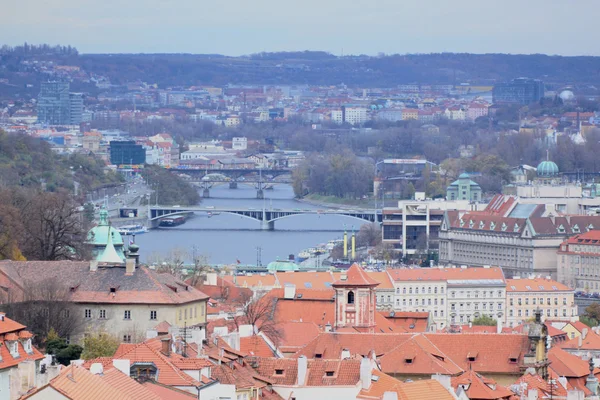 Вид на готический замок и здания Праги — стоковое фото