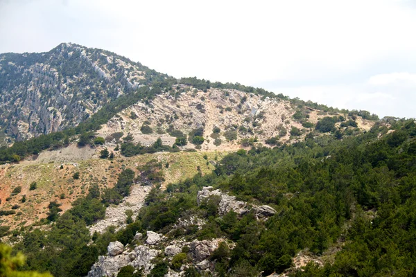 Ψηλά βουνά και βράχους στην Ελλάδα Ρόδου — Φωτογραφία Αρχείου