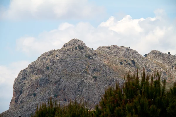 Високі гори та скелі на острові Родос Греція — стокове фото