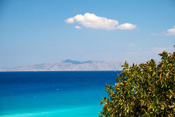Agua turquesa clara en la orilla del mar Egeo — Foto de Stock
