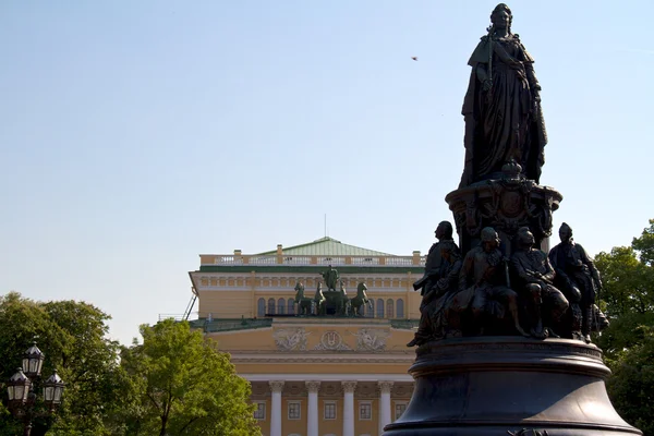 亚历山大剧院和皇后的纪念碑 — 图库照片
