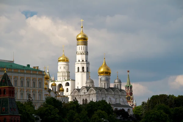 Widok na Kreml i złote kopuły wieży spasskaya — Zdjęcie stockowe