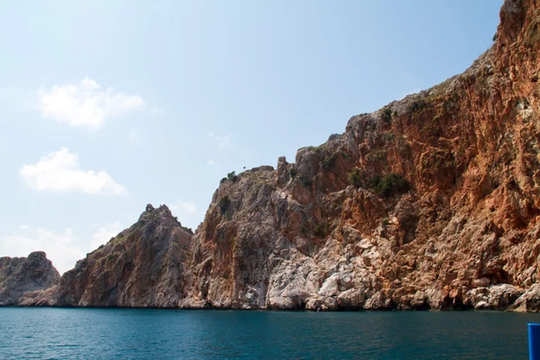 Kallio ja Välimeri Turkissa — kuvapankkivalokuva