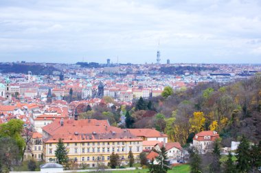 Prag'ın Gotik Kalesi ve Binalar üzerinde görünüm