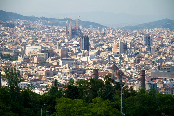 BARCELONA - 27 de mayo: Vista aérea de la Sagrada Familia, Antoni —  Fotos de Stock