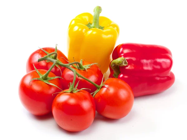Čerstvé papriky, rajčata. na bílém pozadí. — Stock fotografie