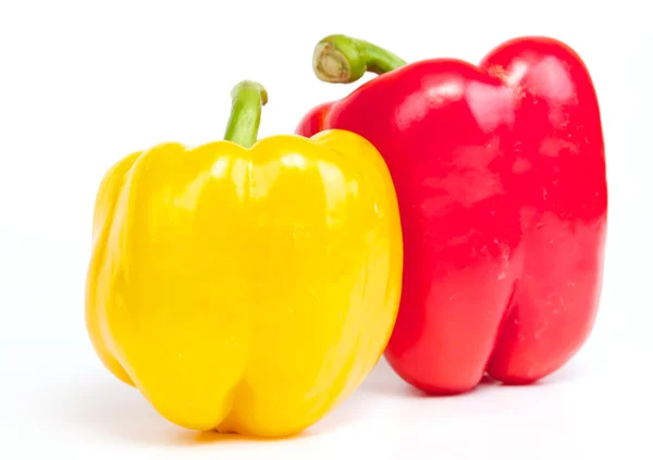 Rode en gele peper zijn geïsoleerd op een witte achtergrond — Stockfoto