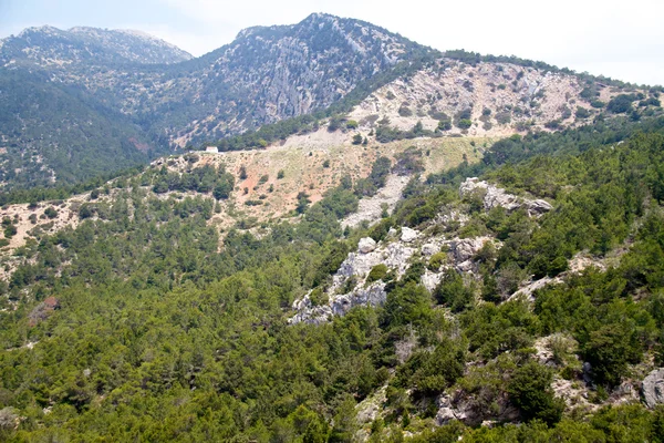 Montaña alta y rocas en Grecia Rodas —  Fotos de Stock