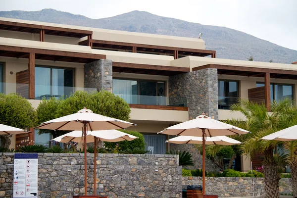 Yunanistan Deniz kenarında güzel bir otel — Stok fotoğraf