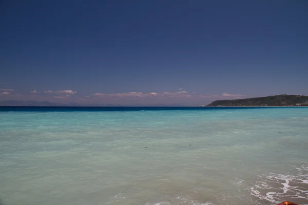 Чистая бирюзовая вода на побережье Эгейского моря — стоковое фото