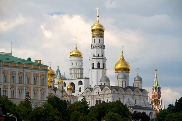 З видом на Московський кремль золоті куполи та Спаська башта — стокове фото
