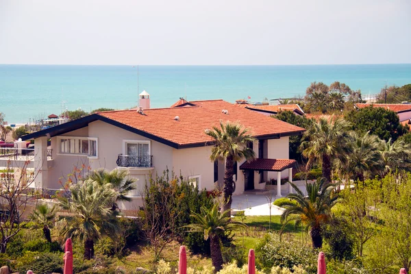 Residências de luxo ao longo do mar Mediterrâneo na Turquia — Fotografia de Stock