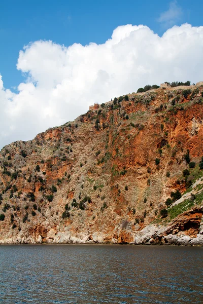 Roca y el mar Mediterráneo en Turquía — Stockfoto