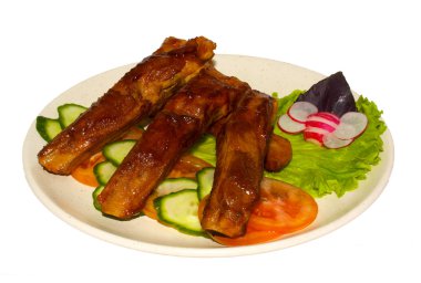 sıcak et yemekleri - Barbekü eti taze sebze ve salata yaprağı.