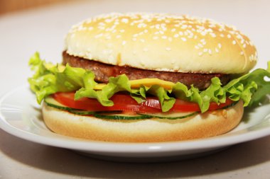 Beyaz arka planda izole edilmiş lezzetli hamburger.