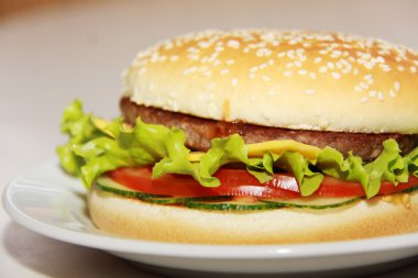 Beyaz arka planda izole edilmiş lezzetli hamburger.