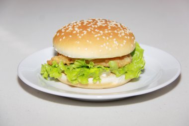 Beyaz arka planda izole edilmiş lezzetli hamburger.