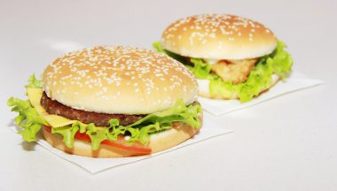 Beyaz arka planda izole edilmiş lezzetli hamburger.