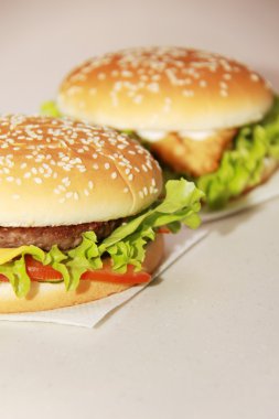 Beyaz arka planda izole edilmiş lezzetli hamburger.