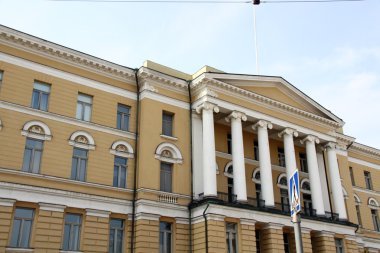 Helsinki. Senato Meydanı ve Senato binasında günbatımı. Fi