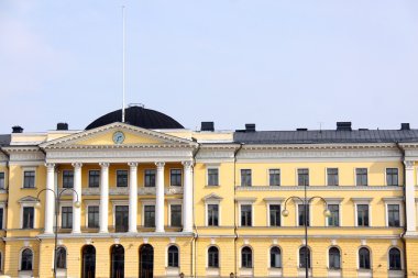 Helsinki. Senato Meydanı ve Senato binasında günbatımı. Fi