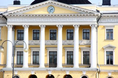 Helsinki. Senato Meydanı ve Senato binasında günbatımı. Fi