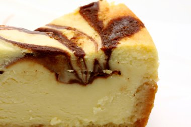 gurme dilim beyaz zemin üzerine cheesecake