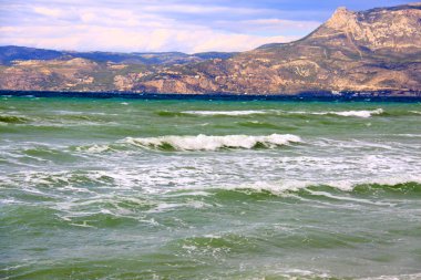 dalgalar üzerinde Yunan deniz kıyısı