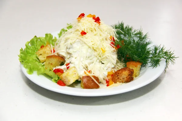 Salada de frango caeser isolado em um fundo branco — Fotografia de Stock