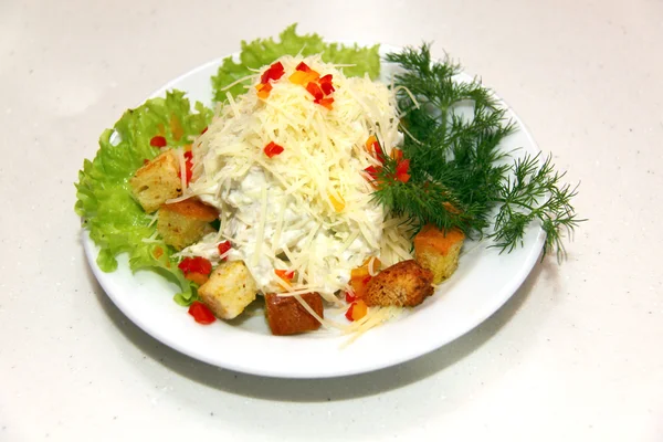 Hühnercaeser-Salat isoliert auf weißem Hintergrund — Stockfoto
