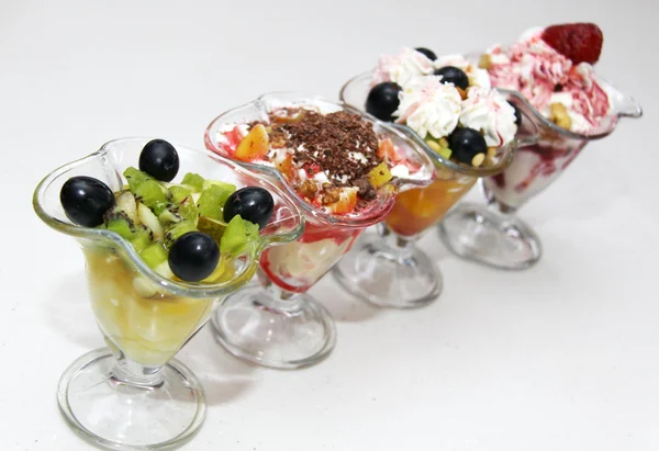 Морозиво з фруктами — стокове фото