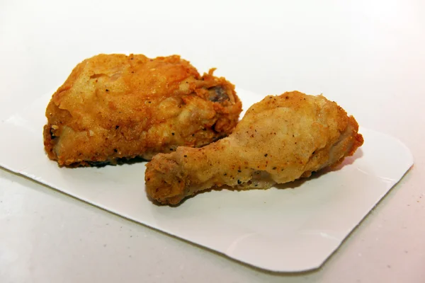 Gebratenes Hühnerfleisch isoliert auf weißem Hintergrund — Stockfoto