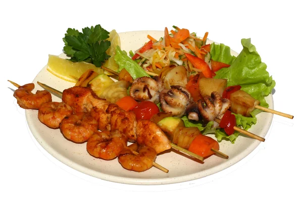 Deniz ürünleri salatası ve limon ile Barbekü — Stok fotoğraf