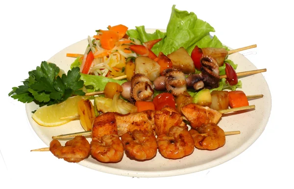 Seafood barbecue with salad and lemon — Stock Photo, Image