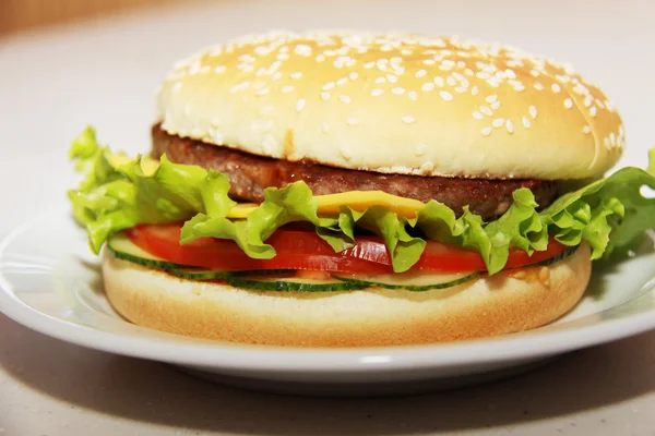 Sabrosa hamburguesa aislada sobre fondo blanco — Foto de Stock