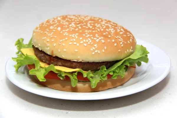 Smaklig hamburgare isolerad på vit bakgrund — Stockfoto