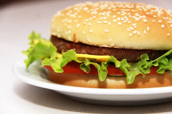 แฮมเบอร์เกอร์อร่อยแยกกันบนพื้นหลังสีขาว — ภาพถ่ายสต็อก
