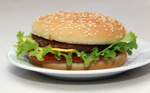 Смачний гамбургер ізольований на білому тлі — стокове фото