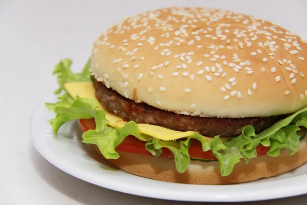 Hamburger gustos izolat pe fundal alb — Fotografie, imagine de stoc