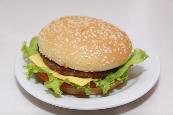 Hambúrguer saboroso isolado no fundo branco — Fotografia de Stock